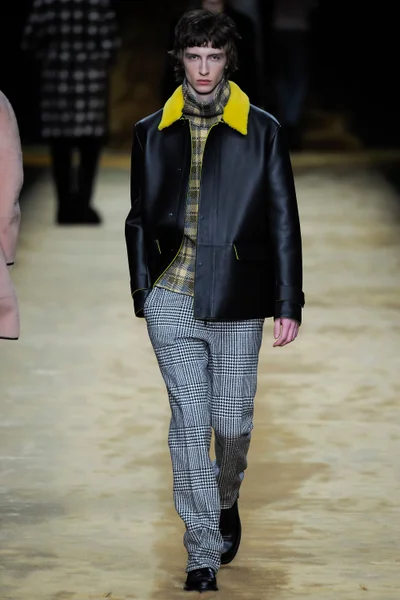 Look 18